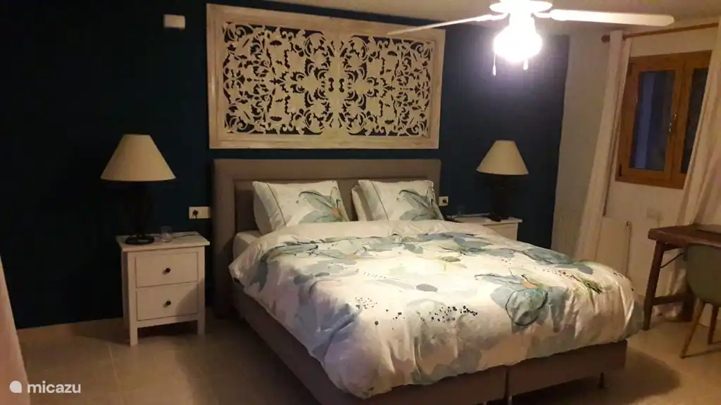 Hauptschlafzimmer mit einem Badezimmer.