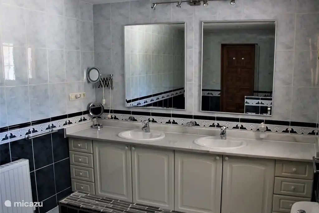 Das geräumige Badezimmer des Hauptschlafzimmers. Das Badezimmer ist en-suite und verfügt über ein Doppelwaschbecken, eine Toilette und eine ebenerdige Dusche.