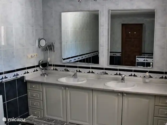 Casa Tranquila huren in Spanje, Costa Blanca, Lliber - villa De ruime badkamer van de master bedroom. De badkamer is en-suite en beschikt over dubbele wastafel, toilet en een inloop douche.