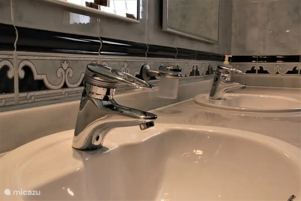 Doppelwaschbecken im Badezimmer des Hauptschlafzimmers.