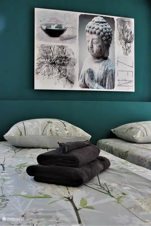 Schönes helles Schlafzimmer mit neuen Betten.