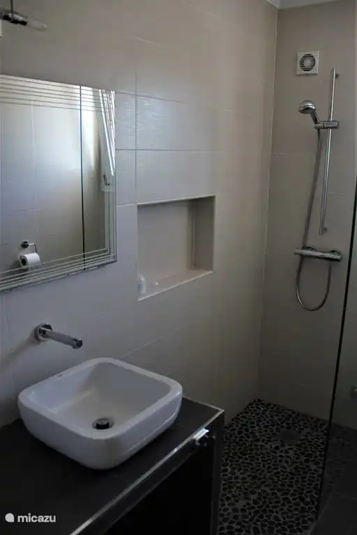 Volles Badezimmer im zweiten Schlafzimmer.