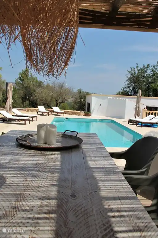 Schwimmbad und Casita von der Veranda aus gesehen.