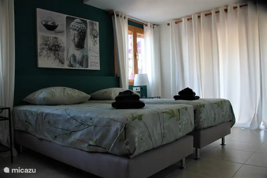 Schlafzimmer mit zwei Einzelbetten. Kann auch als Doppelbett gemacht werden.