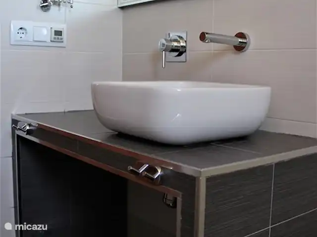 Casa Tranquila huren in Spanje, Costa Blanca, Lliber - villa Complete badkamer met een inloopdouche, toilet en wastafel.