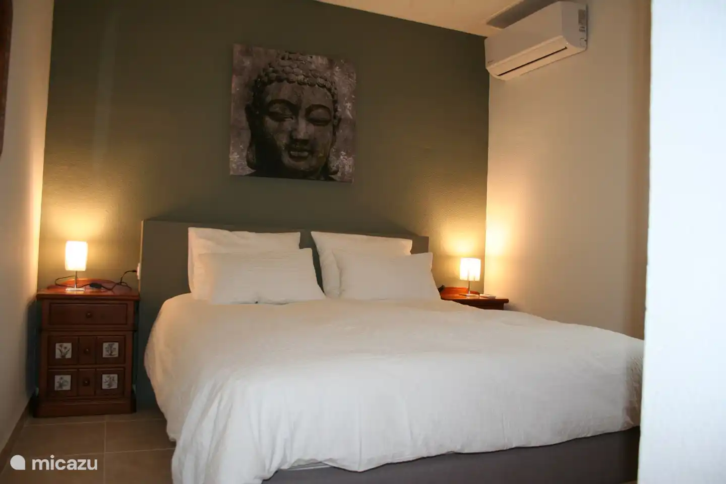 Das kleine Schlafzimmer im Haus mit einem Doppelbett von 160x200m.