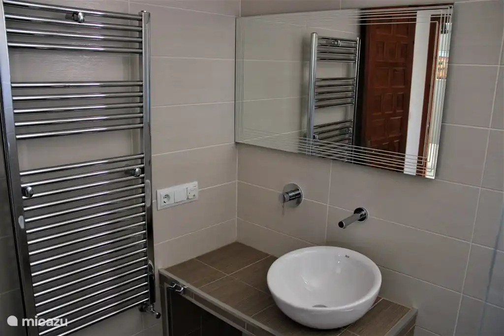 Komplettes Badezimmer mit begehbarer Dusche im dritten Schlafzimmer.