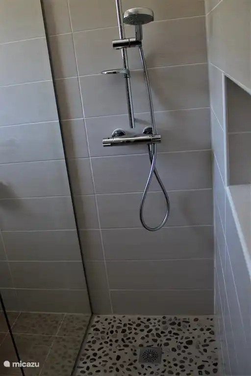 Begehbare Dusche mit Glaswand.