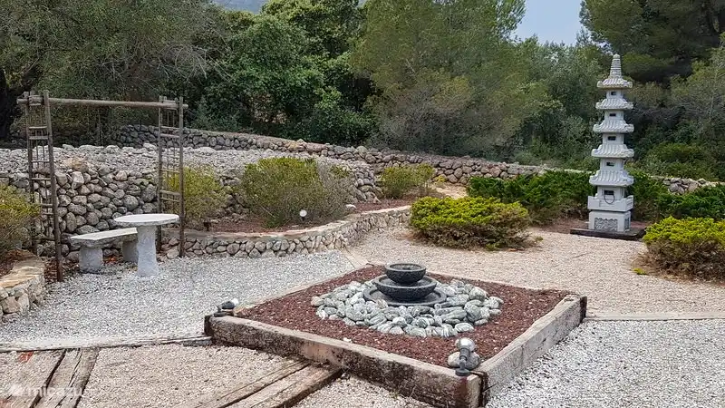 Hinter dem Pool der japanische oder Stille Garten mit Ornamenten.