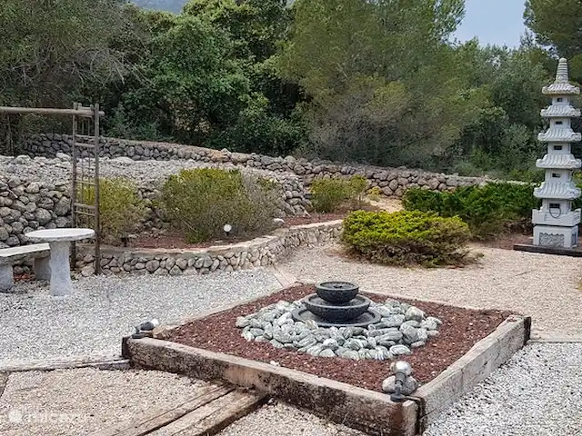 Casa Tranquila huren in Spanje, Costa Blanca, Lliber - villa Achter het zwembad de Japanse of stilte tuin met ornamenten.