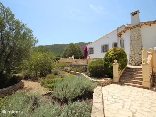 Casa Tranquila huren in Spanje, Costa Blanca, Lliber - villa Zijtuin met mediterraanse planten een waterfontein, olijfbomen, yucca's en lampenpoetsers.