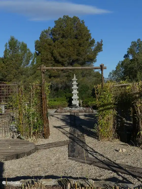 Hinter dem Pool befindet sich der Eingang zum japanischen Garten.