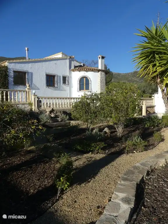 Um das Haus herum gibt es einen Garten.