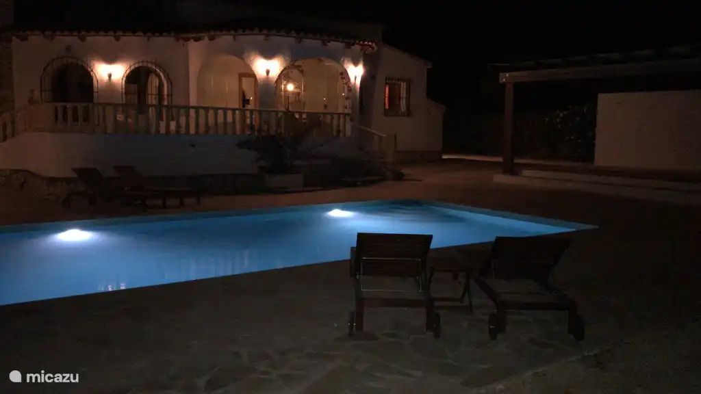 Am Abend ein stimmungsvoller Garten mit Beleuchtung.