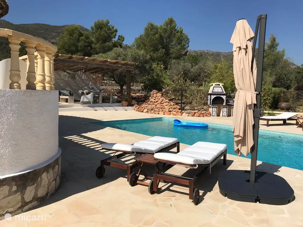 Rund um den Pool, schöne Sonnenliegen mit guten Kissen und viel Schatten.