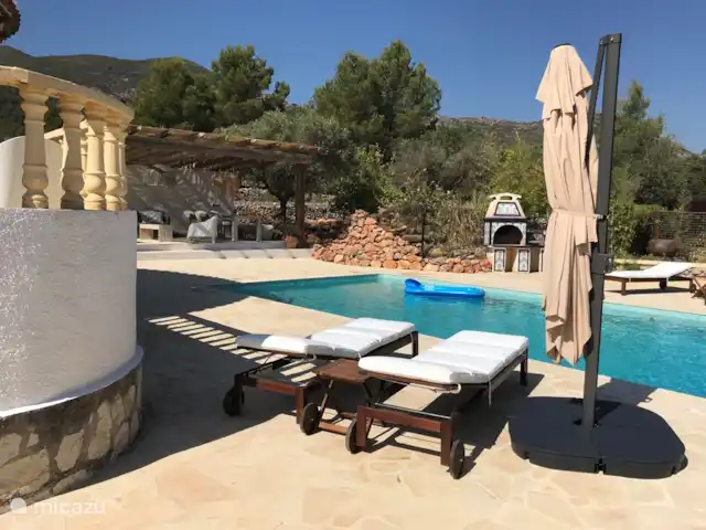 Casa Tranquila huren in Spanje, Costa Blanca, Lliber - villa Rond het zwembad fijne ligbedden met goede kussens en genoeg schaduw.