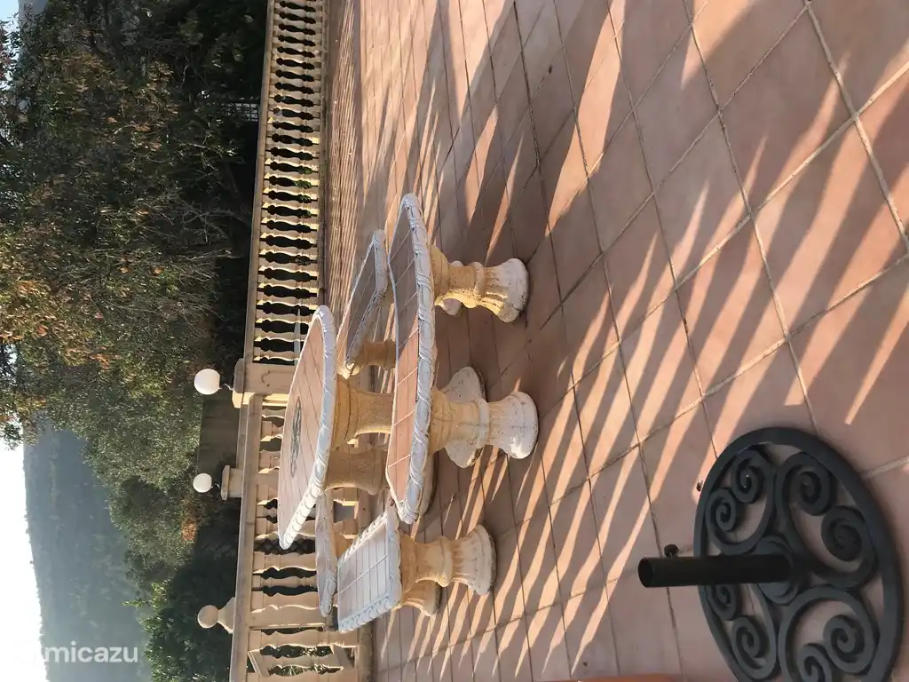 Ein gemütlicher Platz auf der Terrasse vor dem Haus.