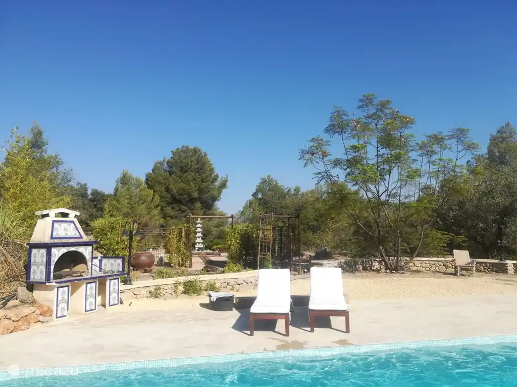 Der japanische Garten ist leichter zu sehen, nachdem der Bambus beschnitten wurde.