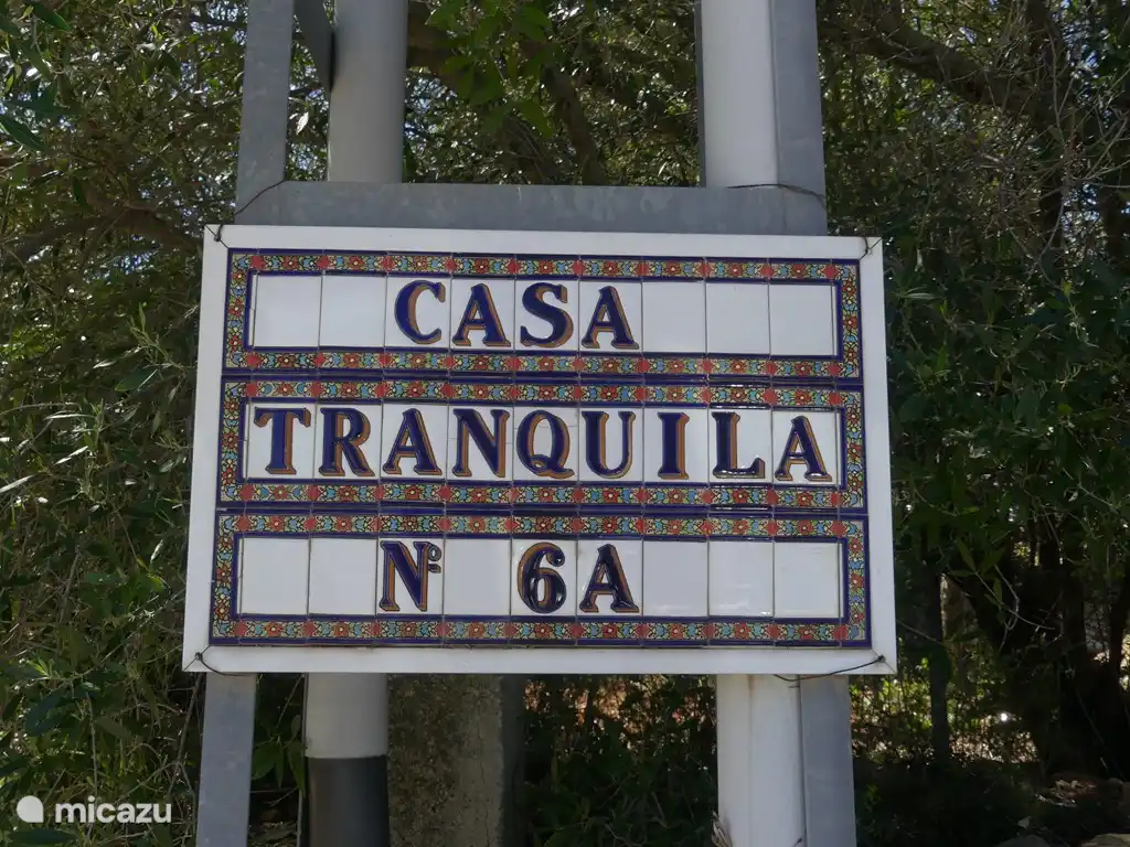 Dieses Schild markiert den Eingang unseres Grundstücks.