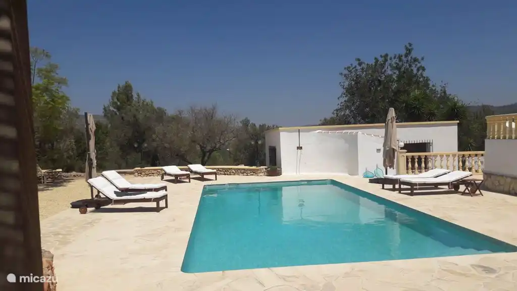 Genug Platz um am Pool zu liegen.