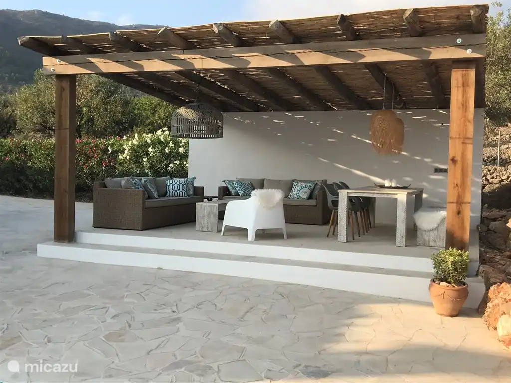 Genug Platz auf der Veranda, um zu essen oder zu essen.