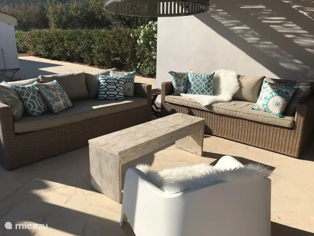 Feine Sofas mit vielen gemütlichen farbigen Pads.