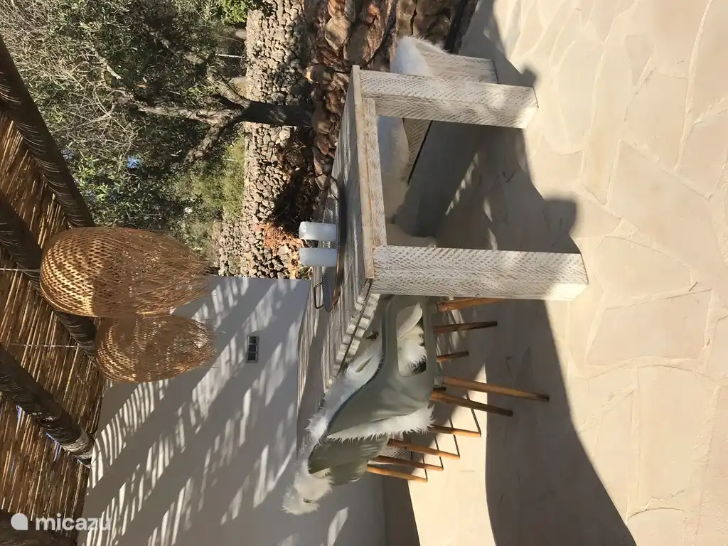 Geräumiger Esstisch mit Platz für 8 Personen.