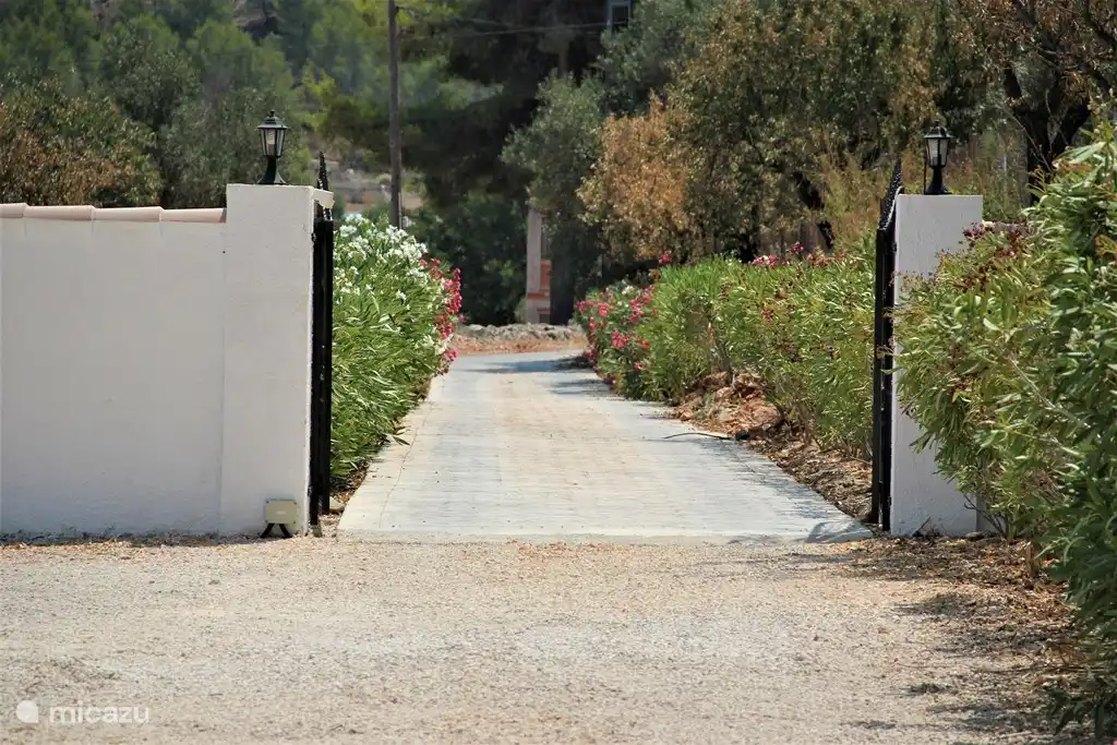 Über die Auffahrt erreichen Sie Casa Tranquila.