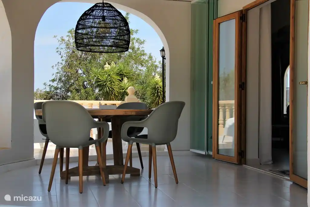 Die Naya, wo die Glaswand vollständig geöffnet ist.