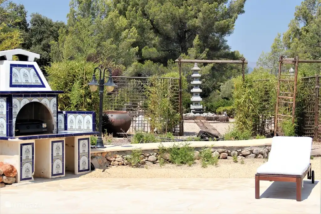 Hinter dem Pool befindet sich der japanische Garten.