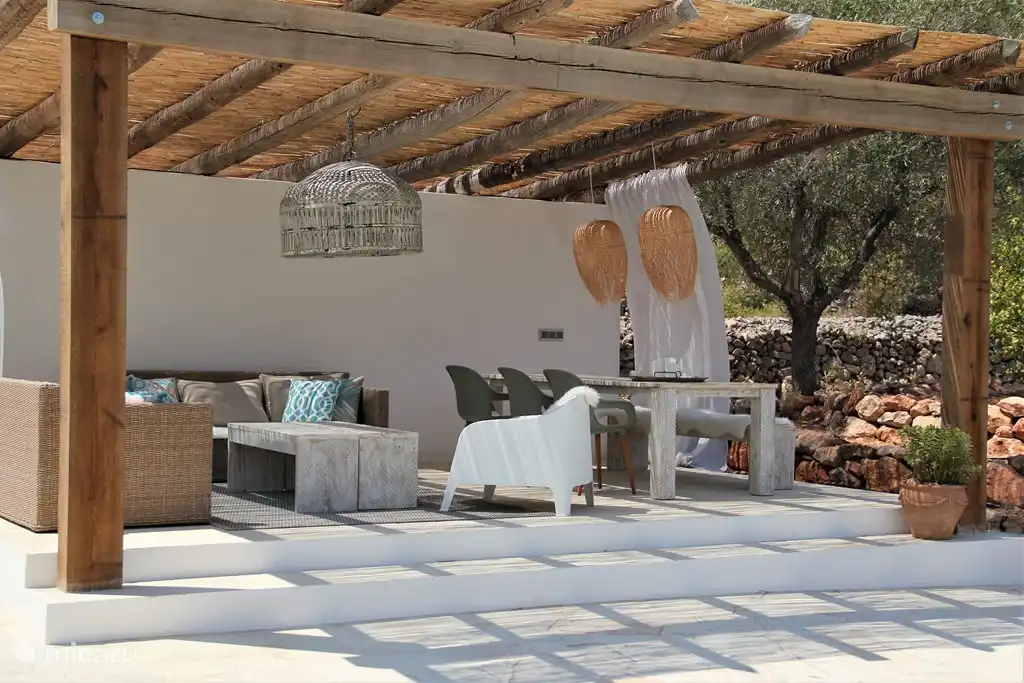 Entspannen Sie sich auf der Veranda mit dem Strohdach.