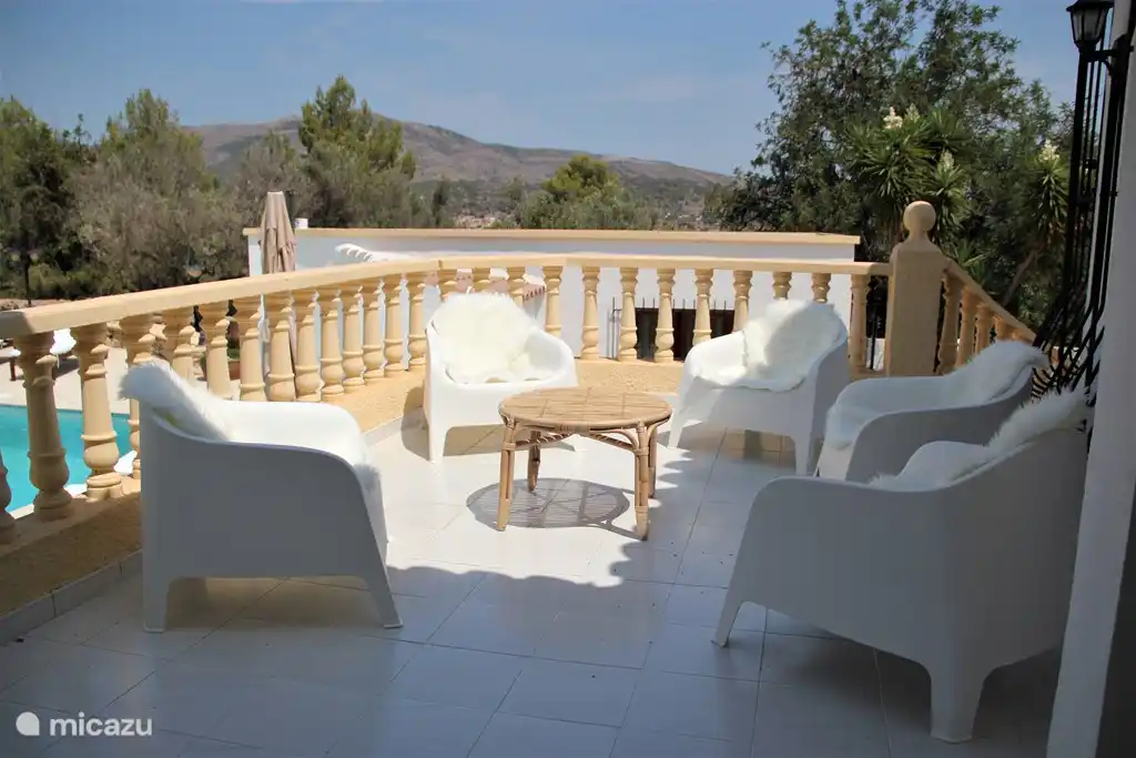 Neben der Naya gibt es einen gemütlichen Platz, um auf dem Balkon zu sitzen.