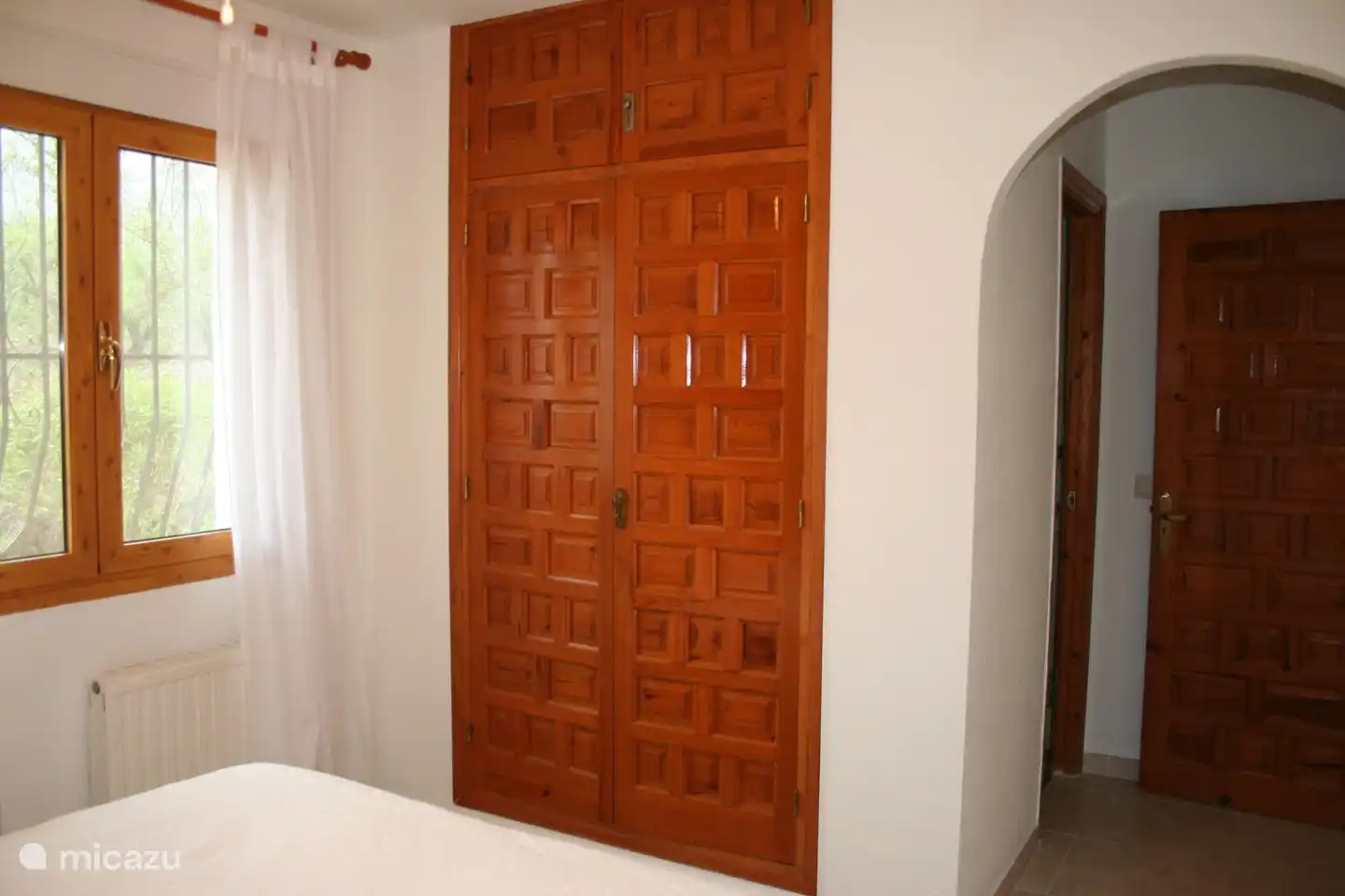 In dem kleinen Raum ein Schrank mit genügend Platz für die Sachen.