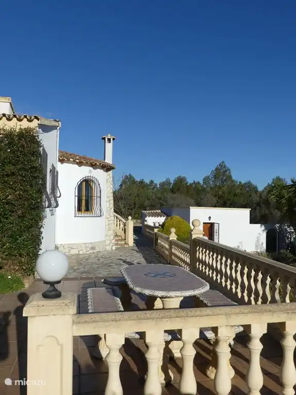 Auf der Ostseite des Hauses eine große Terrasse mit Sitzgelegenheiten, um am Morgen oder sogar am Abend zu sitzen.
