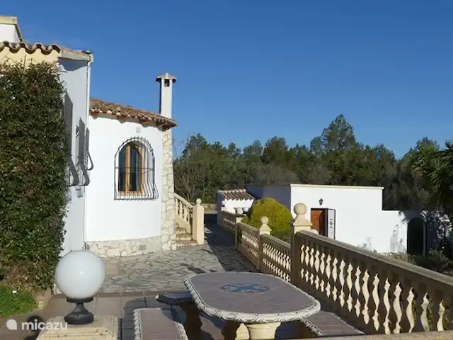 Casa Tranquila huren in Spanje, Costa Blanca, Lliber - villa Aan de oostkant van het huis een groot terras met zitje om 's-morgens of juist 's-avonds heerlijk te zitten.