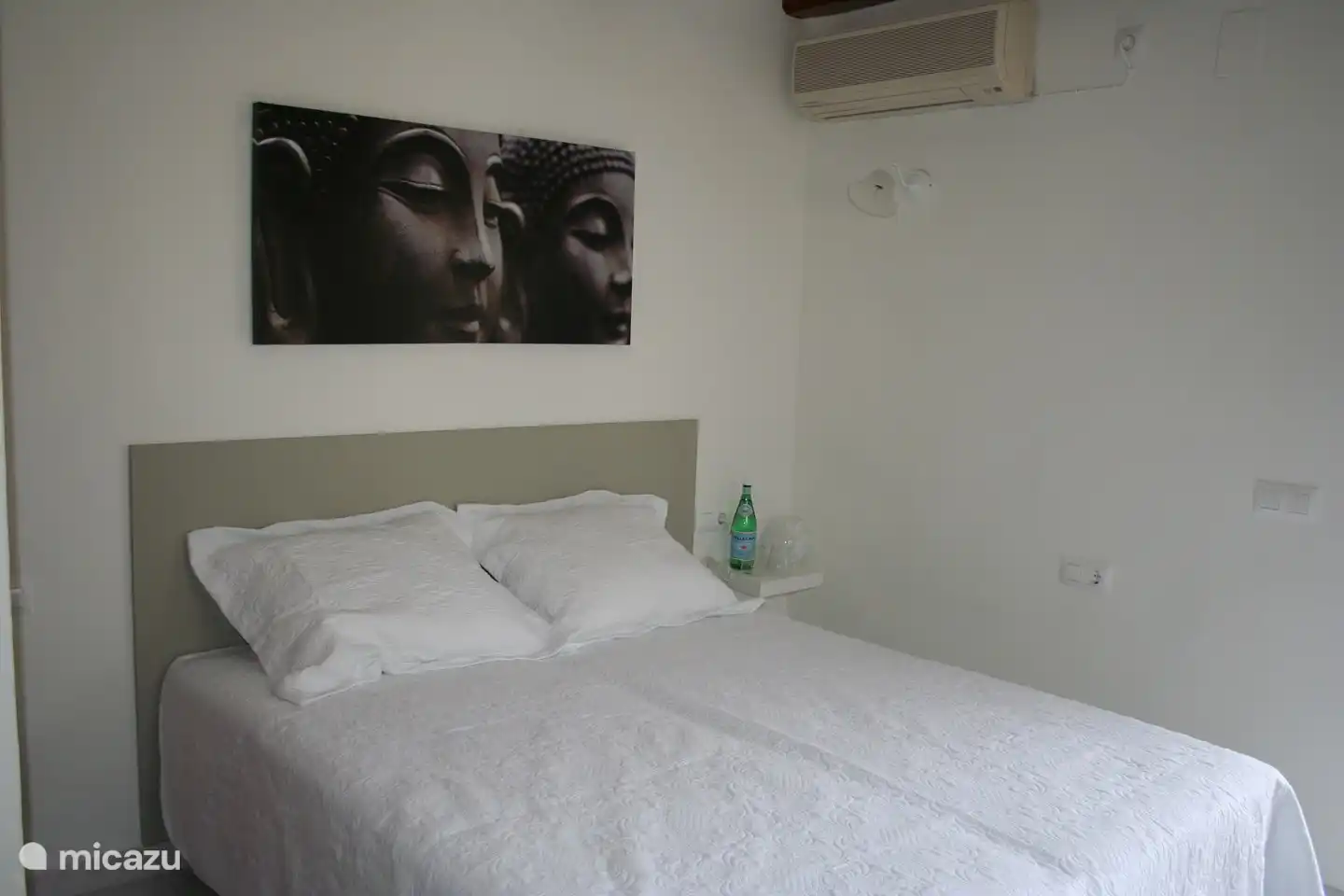 In der Casita ein Doppelbett, Bad mit ebenerdiger Dusche, WC und Waschbecken.