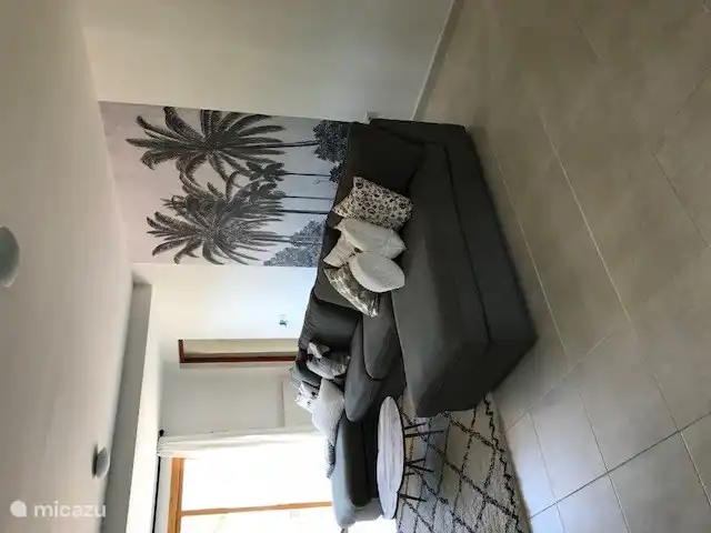 Wohnzimmer mit Schiebetüren zur Terrasse.