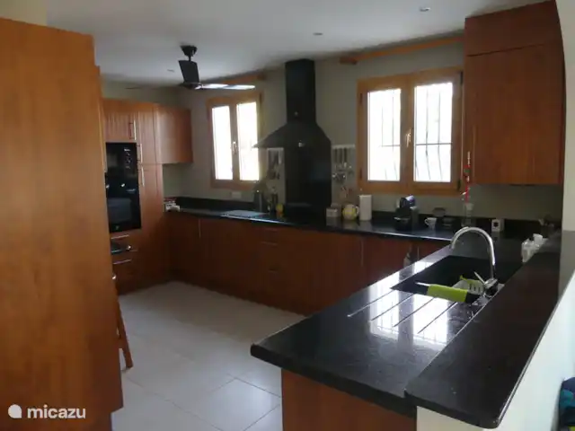 Casa Tranquila huren in Spanje, Costa Blanca, Lliber - villa Complete keuken met vaatwasser, wasmachine, en diverse keukenapparatuur.