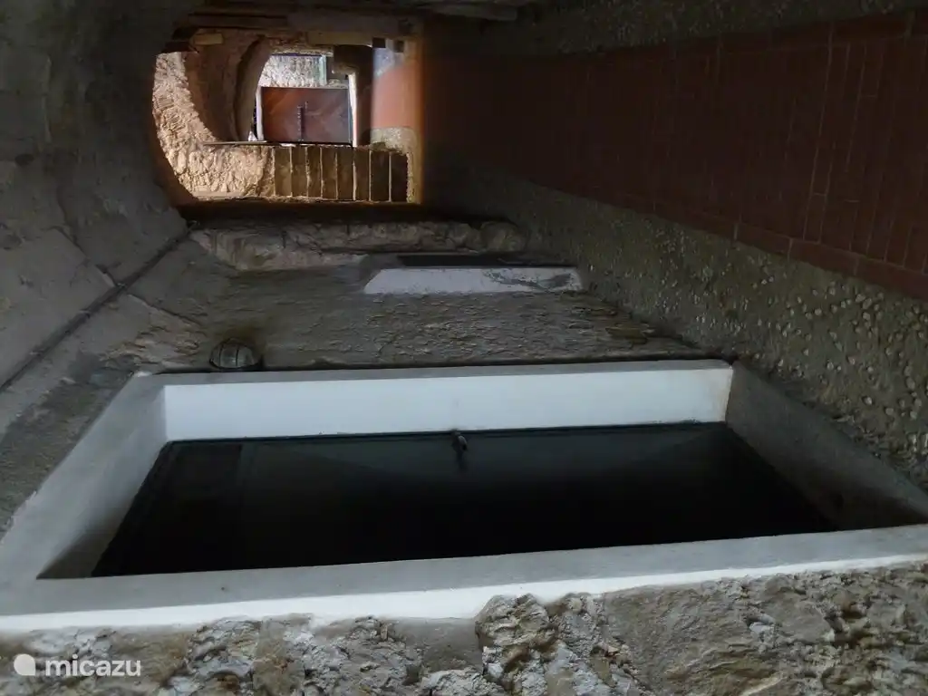 Im borgo: links Eingang Gastezimmer und bei der Treppe Eingang Wohnung.