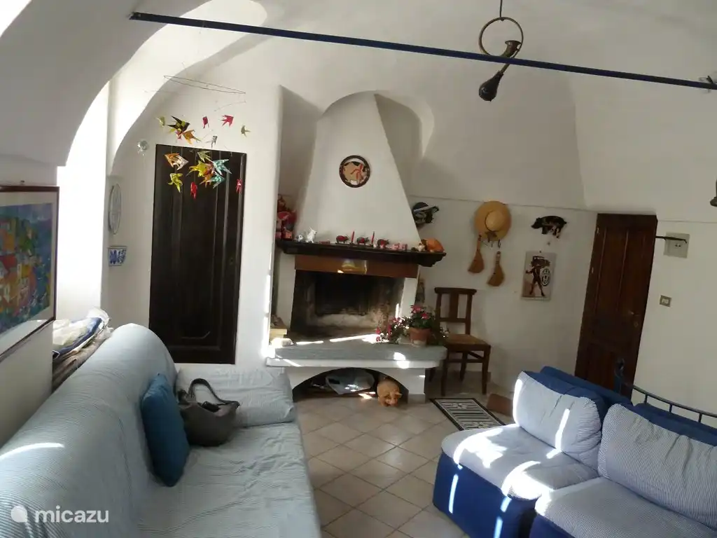 Wohnküche mit Kamin.