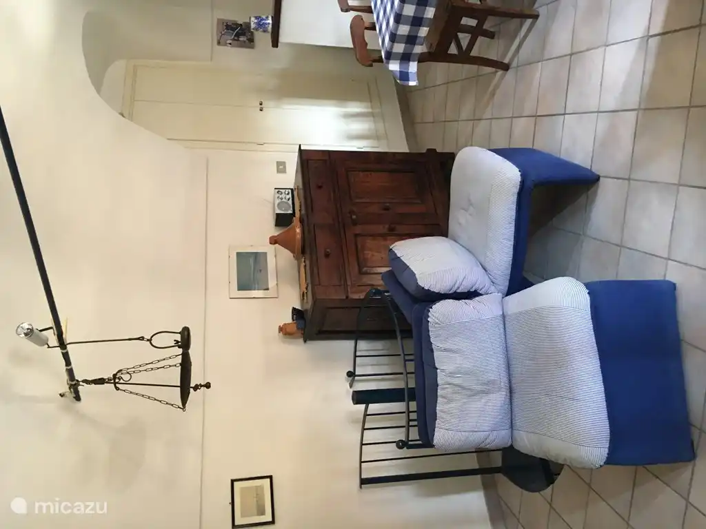 Buffet Schrank und Schrank voller Küchenutensilien.