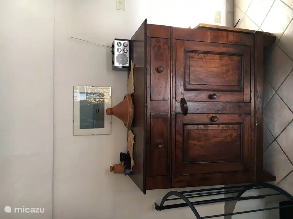 Sideboard mit Küchenutensilien