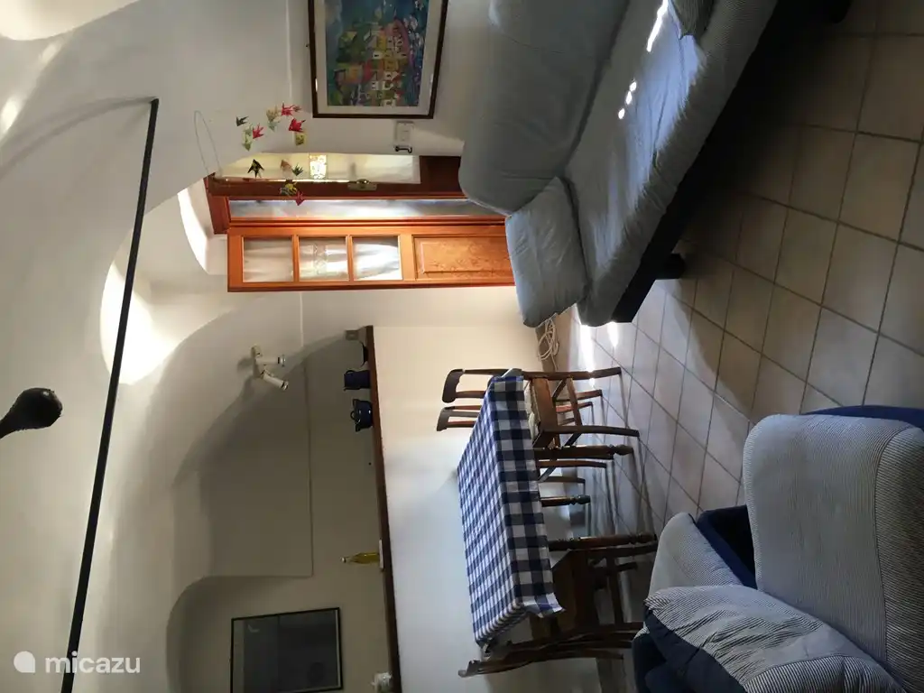 Küchenecke mit rechten Türen zum Balkon.