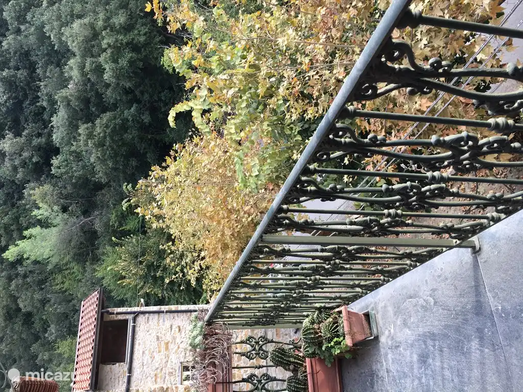 Balkon an der Vorderseite des Dorfes