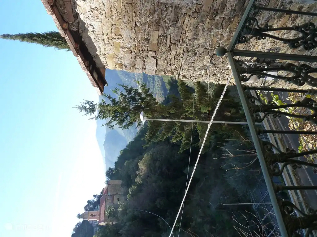 Ansicht von San Lorenzo Kirche und La Val Roia.