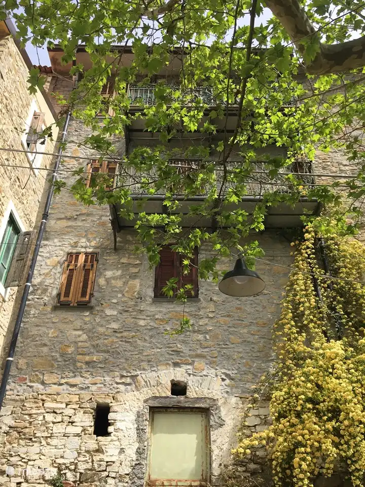 Im Zentrum der Fassade des Borgo.