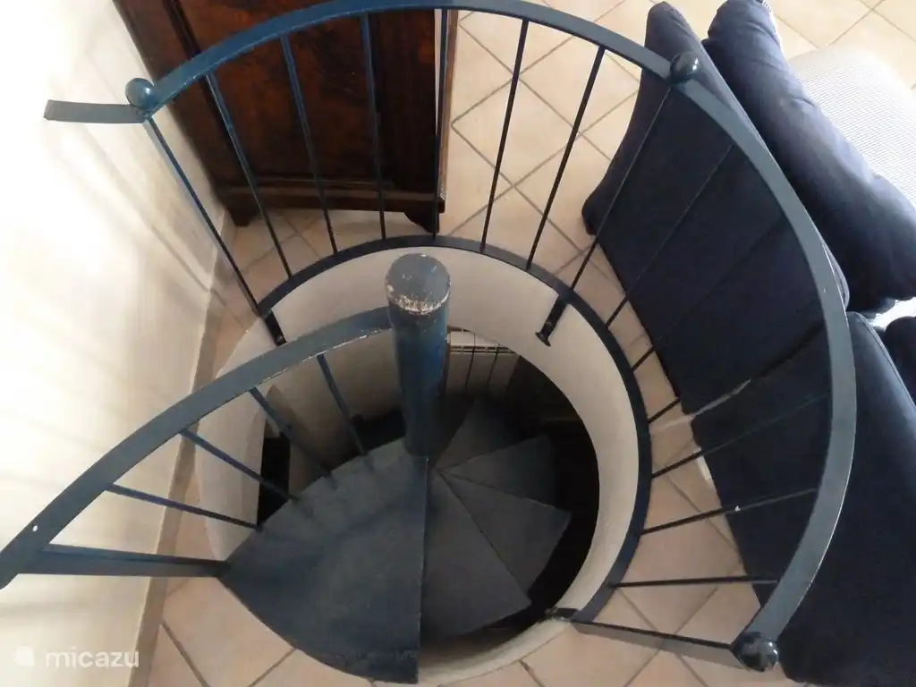 Schmale Wendeltreppe im Erdgeschoss.