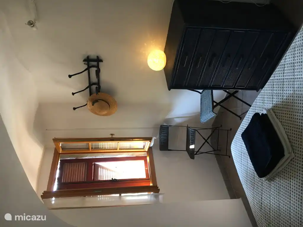 Hauptschlafzimmer mit Kommode und Einbauschrank.