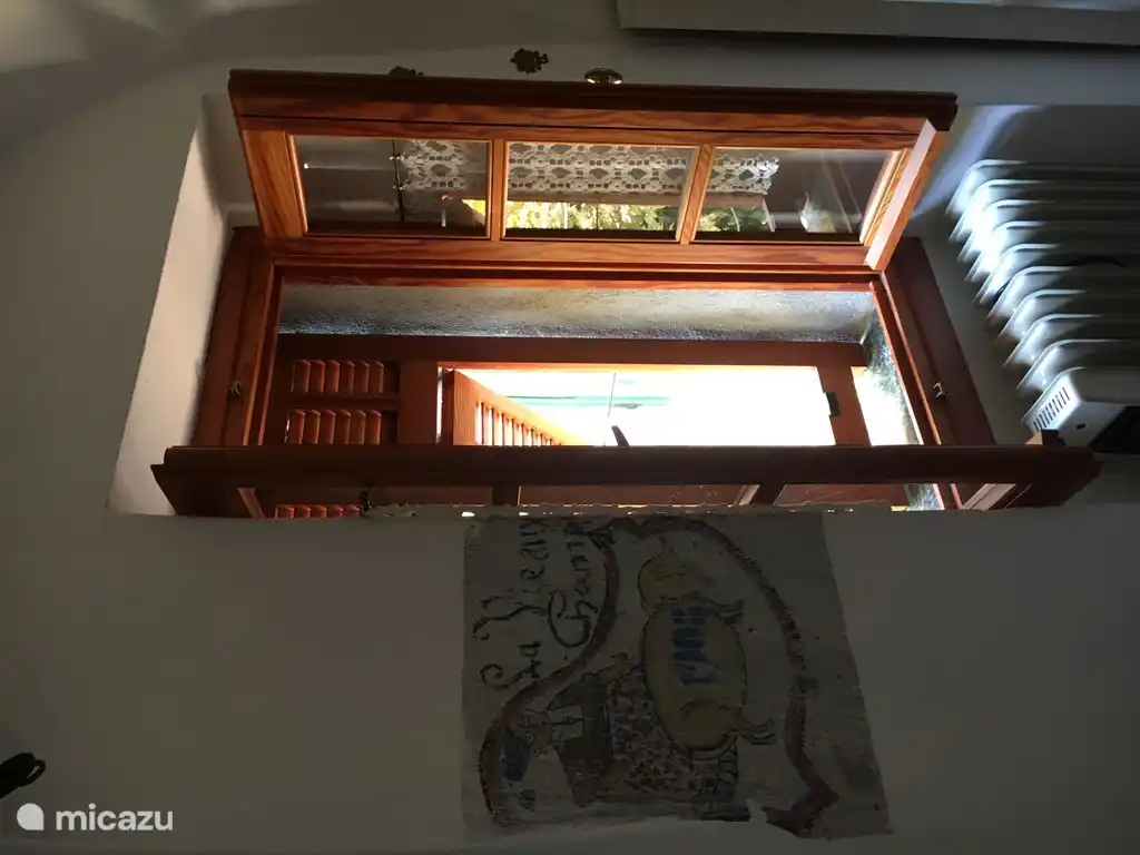 Alle Fenster haben Rollläden, um die Wärme draußen zu halten.