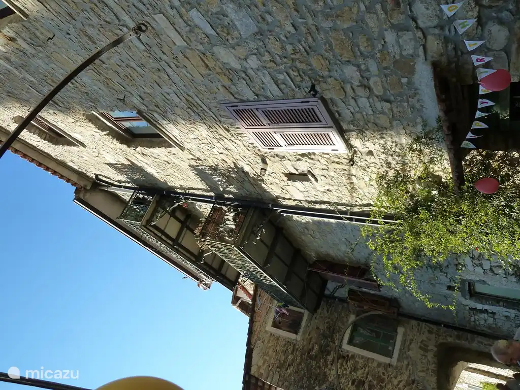 Balkon im Südwesten über Dorfplatz und Campo di Bocce.